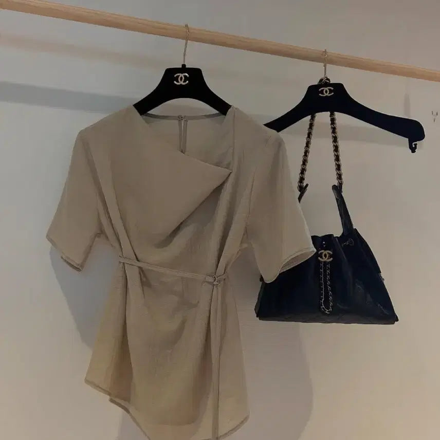 [BUNJANG] Drape D-Ring Belt Blouse / 드레이프 디링 벨트 블라우스 새상품