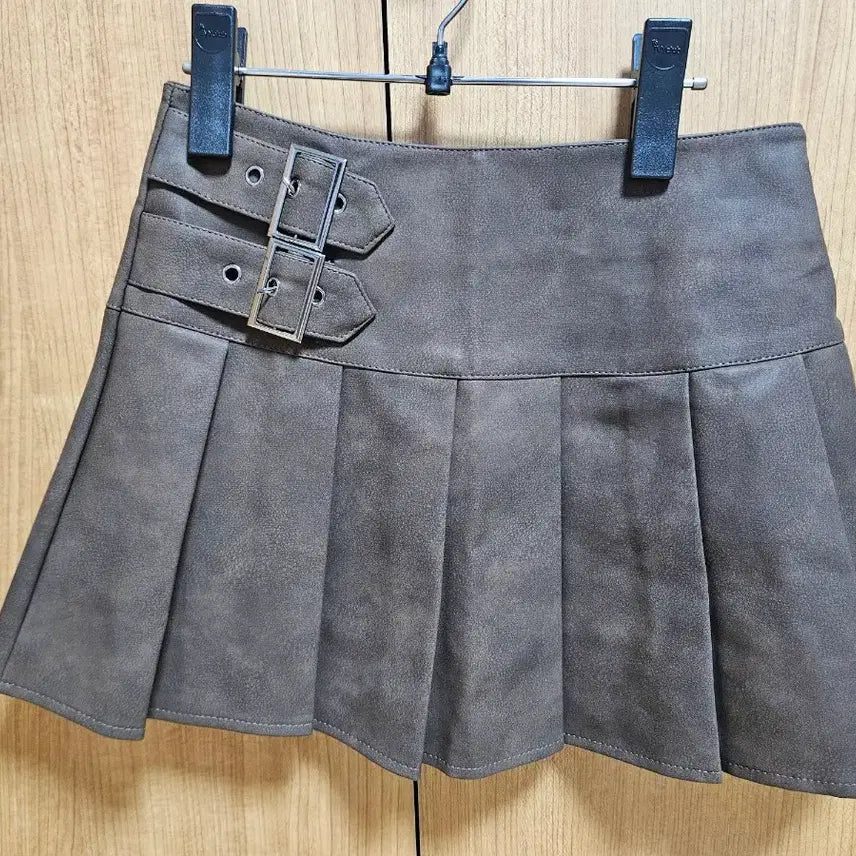 [BUNJANG] The Green Lab Faux Leather Buckle Pleated Skirt Brown / 더그린랩 FAUX 레더 비죠 플리츠 스커트 브라운