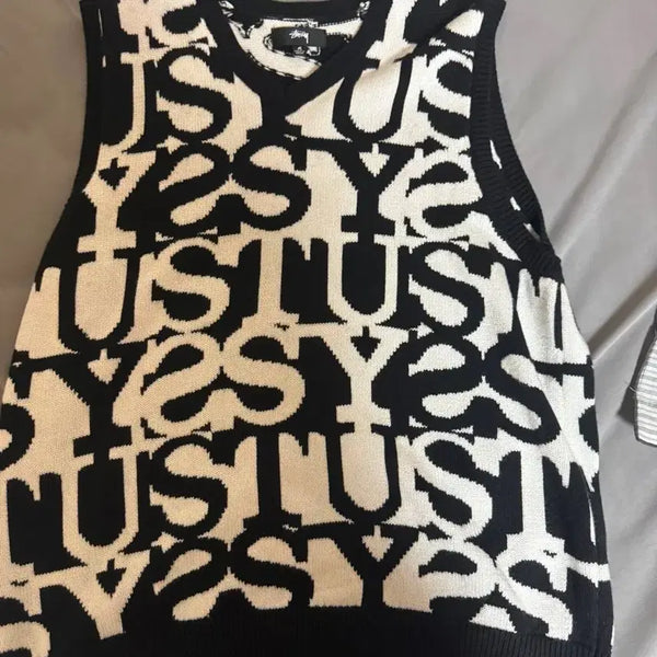 [BUNJANG] Stussy Stacked Logo Sweater Vest Ivory / 스투시 스택드 스웨터 베스트 아이보리