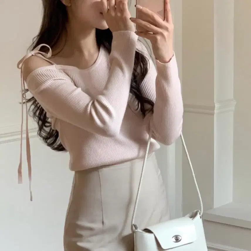 [BUNJANG] E퓨 Sheer Fit One-Shoulder Off-Shoulder Ribbon Ribbed Knit / 이퓨 피어 여리핏 원숄더 오프숄더 트임 리본 골지 니트