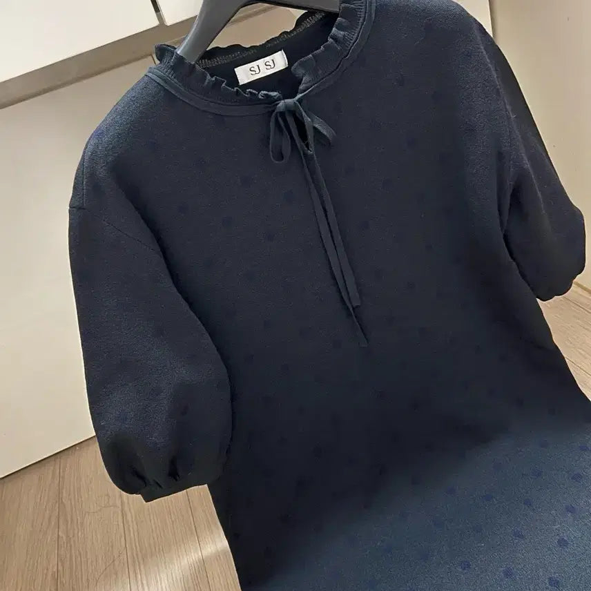[BUNJANG] SJSJ Dot Knit Dress with Ribbon Frill Neck, Puff Sleeves, and Shirring (Charcoal) / 한섬 SJSJ 리본 프릴넥 도트 니트 원피스 반팔 퍼프소매 셔링 차콜