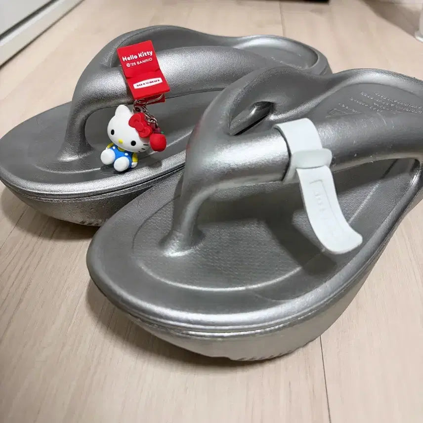 [BUNJANG] Tonymoly Fluffy Hello Kitty Silver Shoes Size 250 / 토앤토 플럼피 헬로키티 실버 250