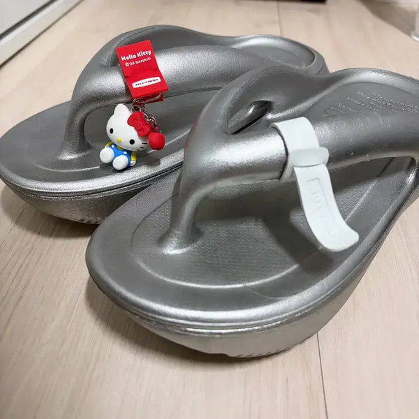 [BUNJANG] Tonymoly Fluffy Hello Kitty Silver Shoes Size 250 / 토앤토 플럼피 헬로키티 실버 250