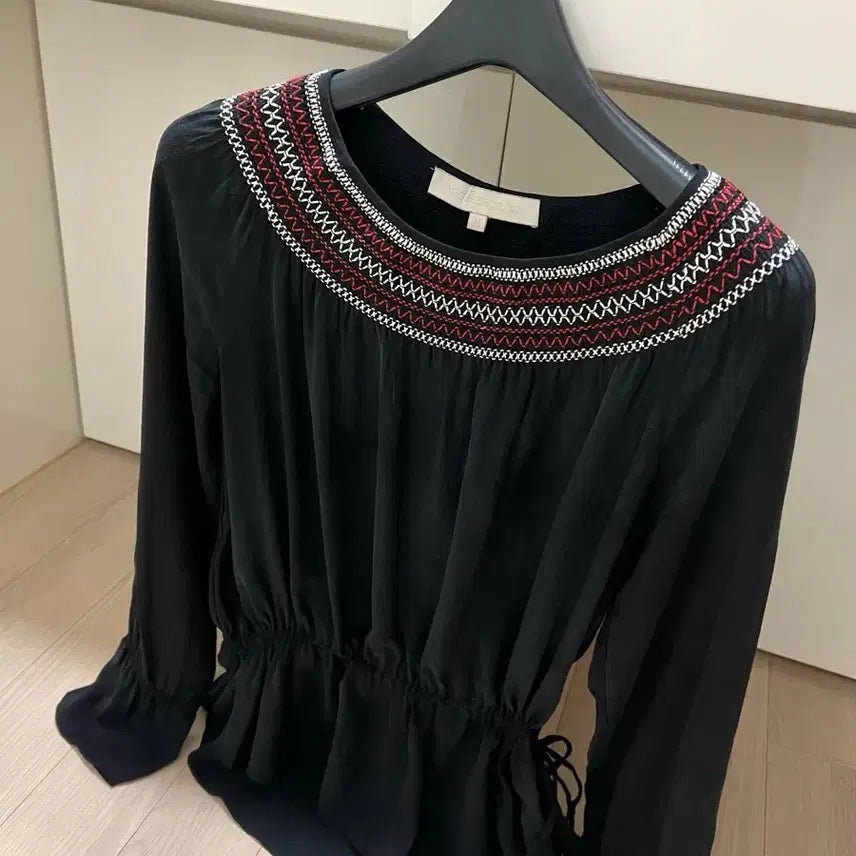 [BUNJANG] Vanessa Bruno 100% Silk Ethnic Embroidered String Shirring Blouse Black Flare / 바네사브루노 실크100% 에스닉자수 스트링 셔링 블라우스 블랙 플레어