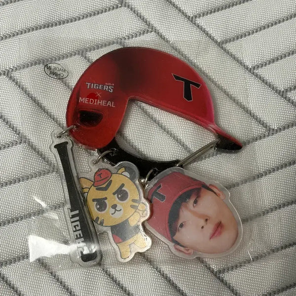 [BUNJANG] Kia Tigers Kim Ho-ryeong Medihill Collaboration Carabiner Keychain / 메디힐 카라비너 김호령 기아타이거즈