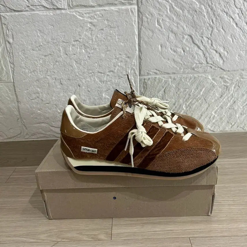 [BUNJANG] Adidas x Song For The Mutes Country OG Bronze Strava 'Brown' (260mm) / 아디다스 x 송 포 더 뮤트 컨트리 OG브론즈 스트라 260 브라운 새상