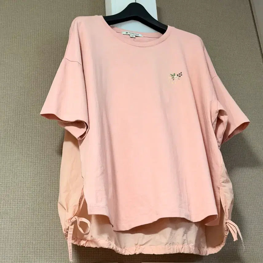 [BUNJANG] Thursday Island Cotton Blend Ribbon Short Sleeve T-Shirt Coral Pink / 써스데이아일랜드 바스락 배색 리본 반팔 티셔츠 코랄핑크 스트링 우븐 자수