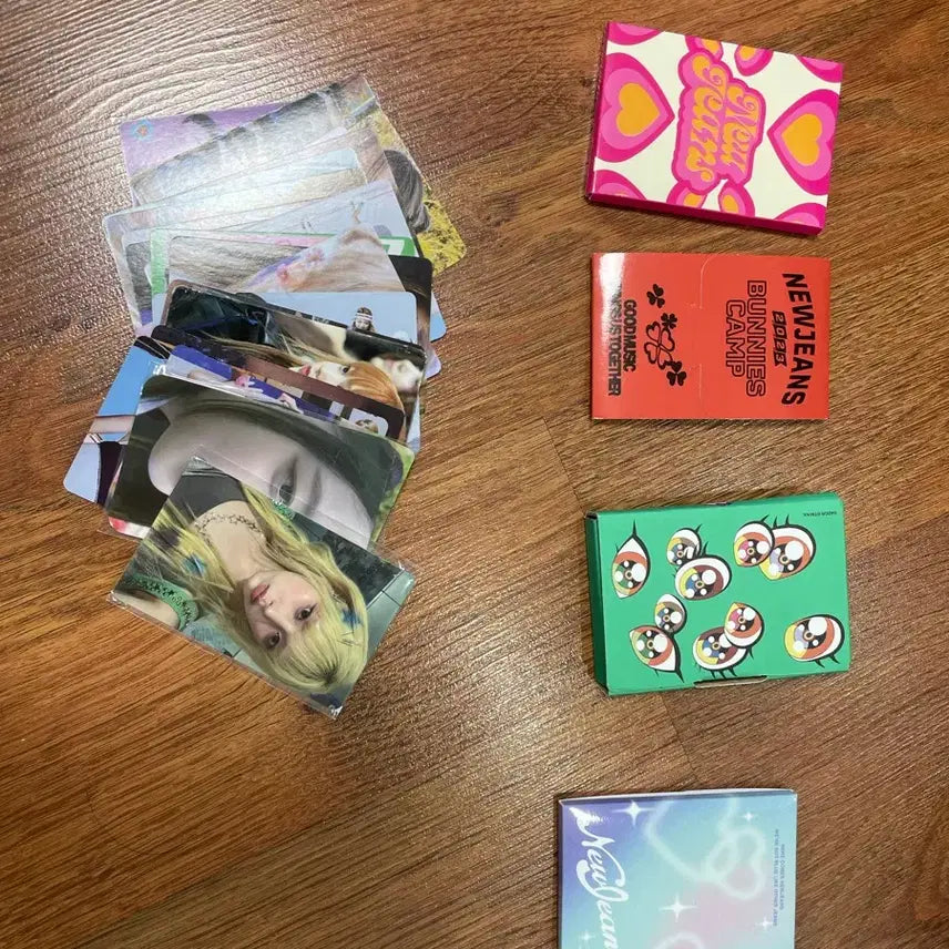 [BUNJANG] NewJeans Official Photocard Set + Haerin, Group Unofficial Photocard Bundle / 뉴진스 공식 포토카드 4세트 + 해린, 단체 비공식 포카 (22장)
