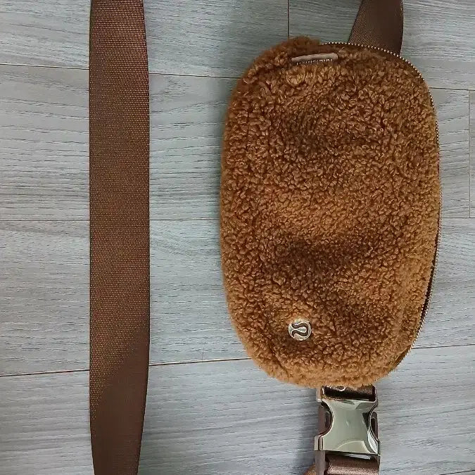 [BUNJANG] Lululemon Fleece Bag Brown / 룰루레몬 플리스 백 브라운 20x13x4 5회착용했습니딘 클립쇠