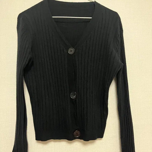 [BUNJANG] Black Button Long Sleeve Top / 검정 단추 긴팔티