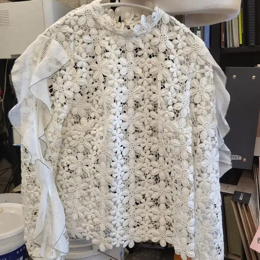 [BUNJANG] Floral Embroidery Blouse / 꽃자수 브라우스