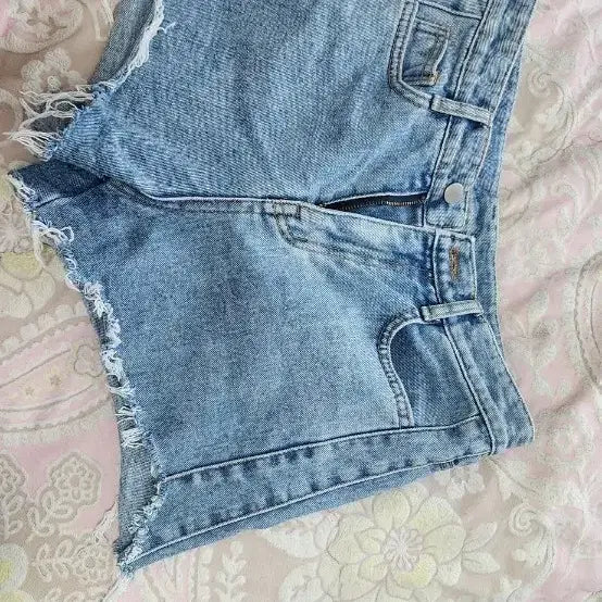 [BUNJANG] 55 Size Light Blue Denim Shorts Distressed Cut-off Hotpants High-waist / 55사이즈 연청 청바지 숏팬츠 데미지 컷팅 핫팬츠 하이웨스트