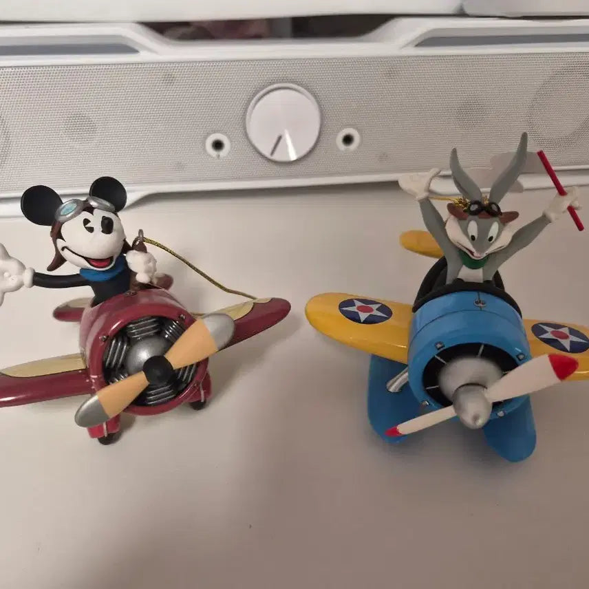 [BUNJANG] Hallmark Mickey Mouse & Bugs Bunny Pilot Airplane Figurine Set (Box Included) / 홀마크 미키마우스 벅스버니 일괄 팝니다(박스O)