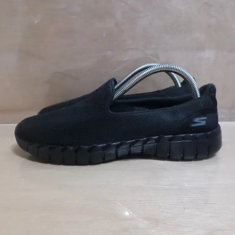 [BUNJANG] Skechers Gowalk Black Sneakers / 후루룩구제2 250 스케쳐스 고워크 블랙 운동화 260711