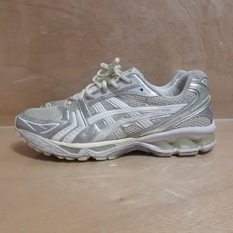 [BUNJANG] Asics Gel-Kayano 14 Silver Sneakers / 후루룩구제2 285 아식스 젤카야노14 실버 운동화 260711