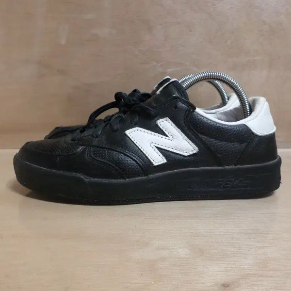 [BUNJANG] New Balance CRT300 Black Sneakers / 후루룩구제2 245 뉴발란스 crt300 블랙 운동화 260711