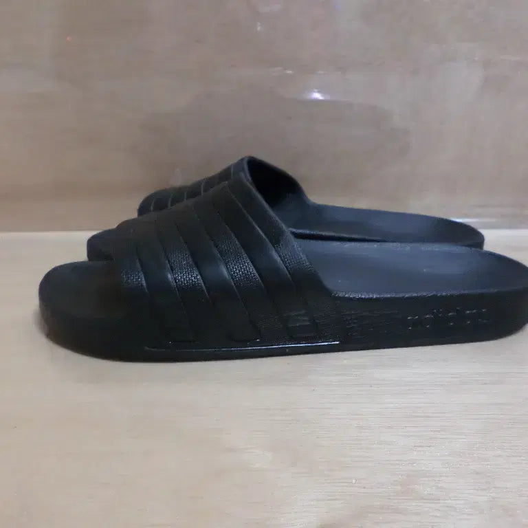 [BUNJANG] Adidas Black Slide Sandals Size 260 / 후루룩구제2 260 아디다스 블랙 슬라이드 슬리퍼 260711