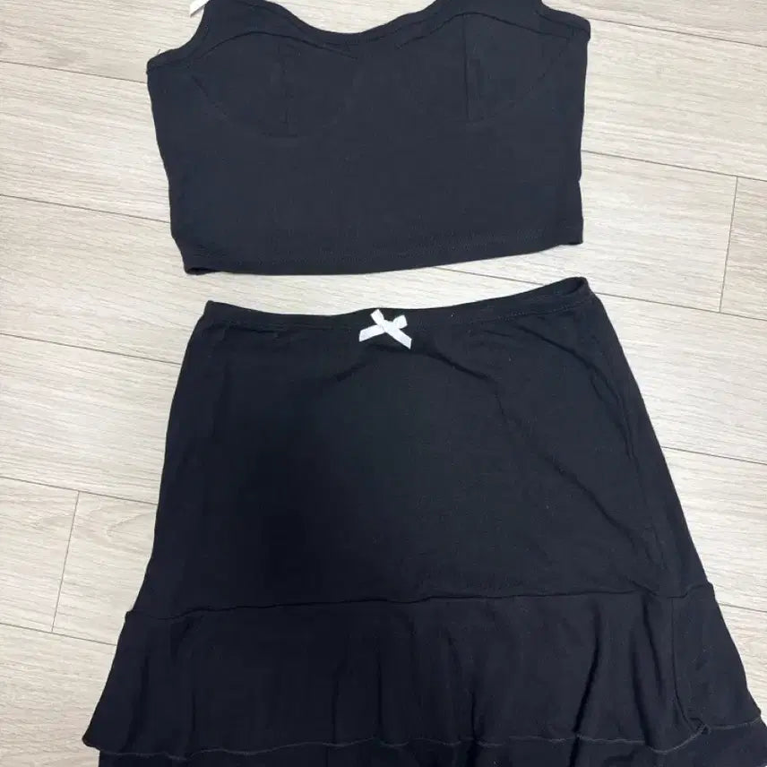 [BUNJANG] Cider Black Ribbon Detail Crop Tank Top and Frill Skirt Set / Cider 샵사이다 셋업