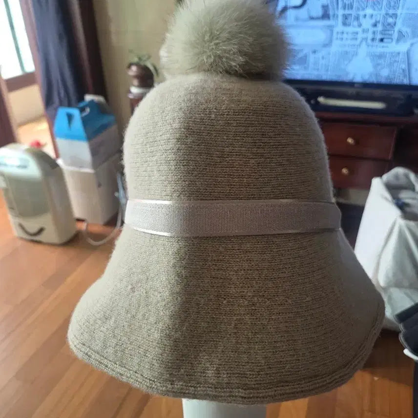 [BUNJANG] Beige Knit Bucket Hat with Pom Pom Detail / 니트 벙거지 모자  새상품