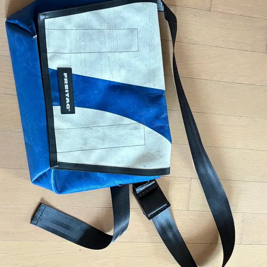 [BUNJANG] Freitag Dexter Blue/White Crossbody Bag / 프라이탁 덱스터 블루 화이트