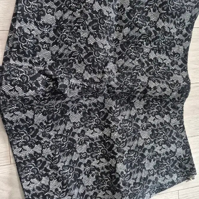 [BUNJANG] Black Floral Pattern Shorts / 블랙 꽃무늬 숏팬츠