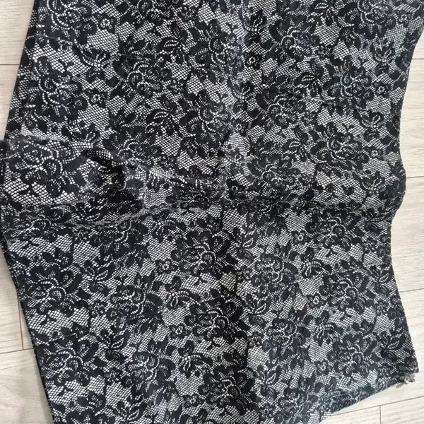[BUNJANG] Black Floral Pattern Shorts / 블랙 꽃무늬 숏팬츠