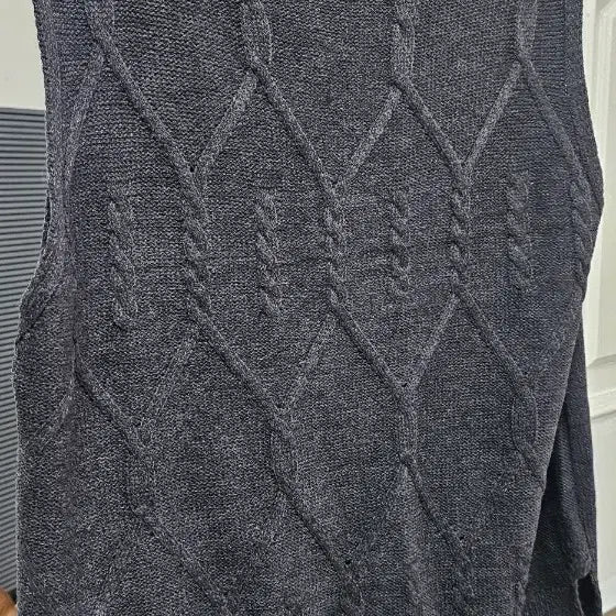 [BUNJANG] Asymmetrical Hem Cable Knit Vest - Grey / 니트 조끼 회색  언발 케이블 패턴