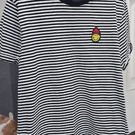 [BUNJANG] Smiley Applique Striped Short Sleeve T-Shirt / 스트라이프 반팔 티셔츠 스마일리 와펜