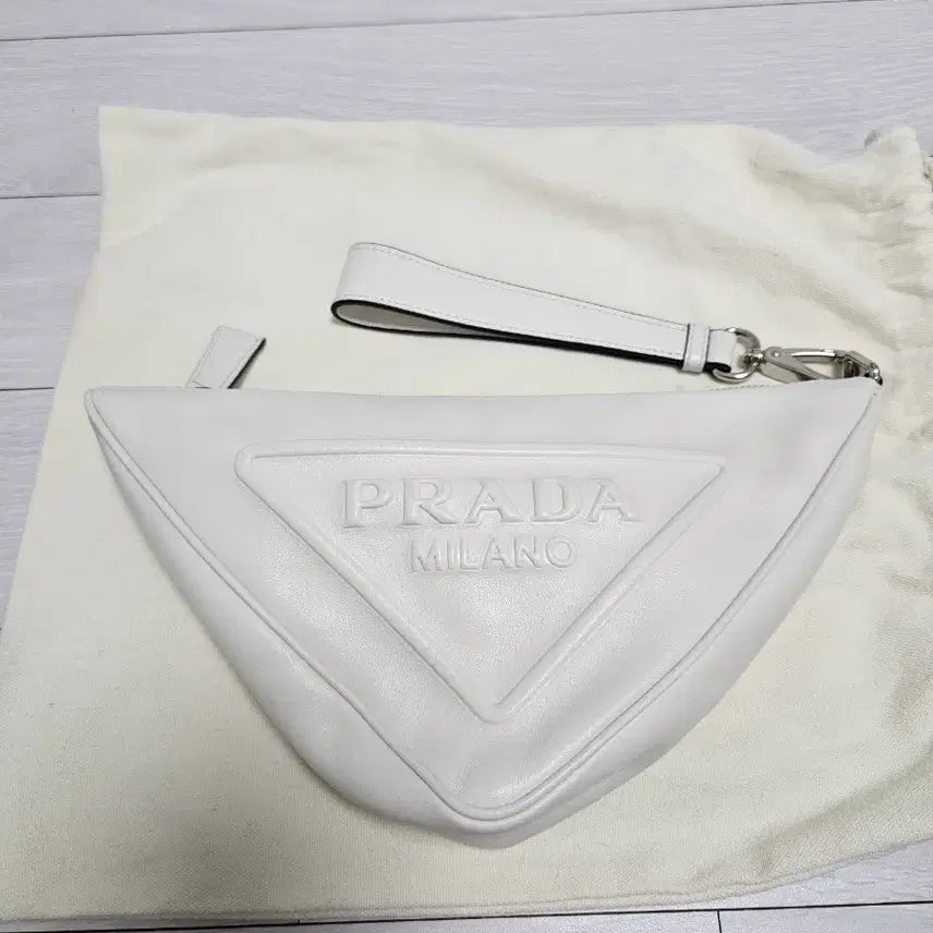 [BUNJANG] Prada Triangle Clutch / (정품)프라다 트라이앵글 클러치