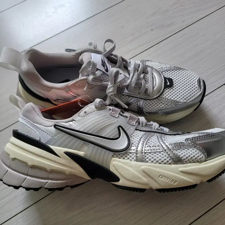 [BUNJANG] Nike V2K Run Sneakers (240) / 나이키v2k 240 새상품