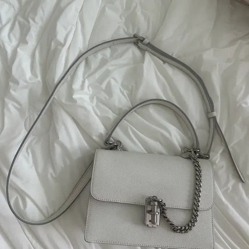 [BUNJANG] Vunque White Chain Shoulder Bag / 분크 화이트 체인 숄더백