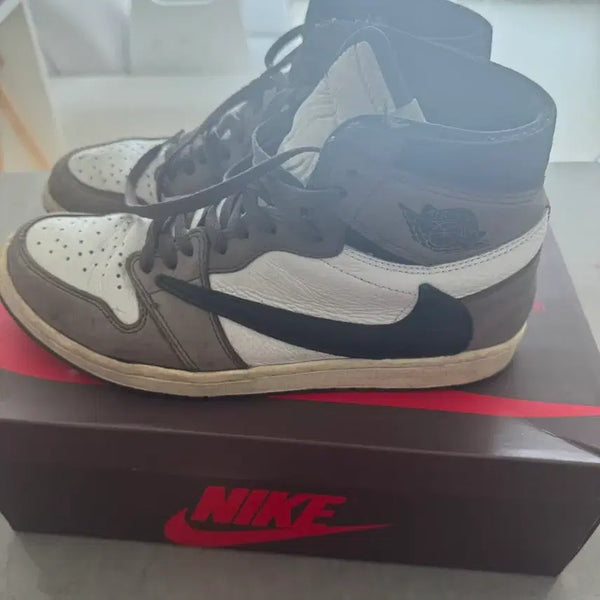 [BUNJANG] Nike Air Jordan 1 Retro High OG Travis Scott Sneakers / 나이키 에어조던1 레트로 하이OG 트래비스 스캇 285