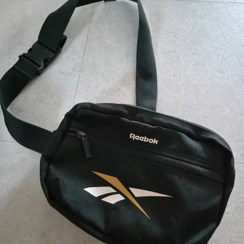 [BUNJANG] Reebok Black Logo Waist Bag / [가로23,새로15,폭4] 리복 블랙 로고 웨이스트백