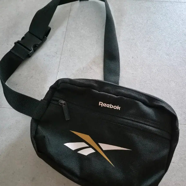 [BUNJANG] Reebok Black Logo Waist Bag / [가로23,새로15,폭4] 리복 블랙 로고 웨이스트백