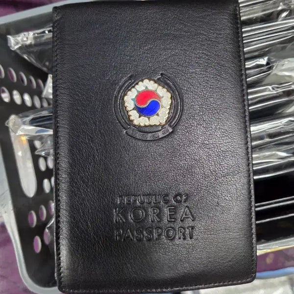 [BUNJANG] South Korea Taegukgi Emblem Passport Holder / 미사용 대한민국 여권 지갑 태극마크 패스포드 여권 파워 2위의 대한민국
