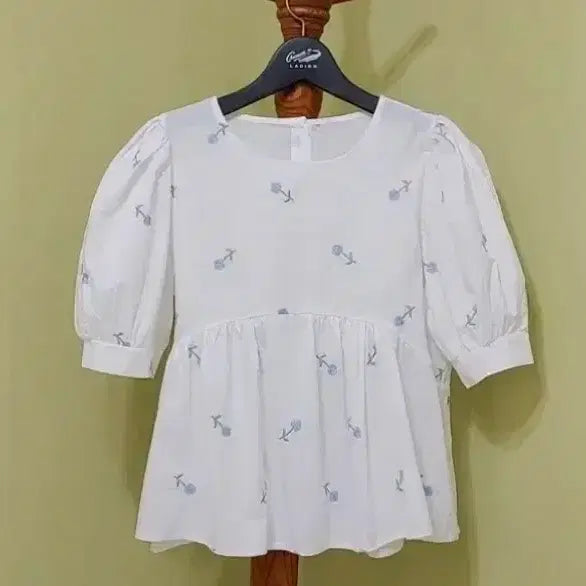 [BUNJANG] White Puff Blouse with Floral Embroidery / 퍼프 블라우스