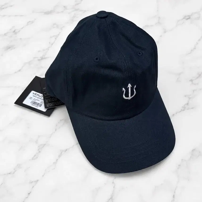 [BUNJANG] VERUTUM Signature Logo Buckle Detail Navy Baseball Cap / VERUTUM 볼캡 네이비 (신제품, 버클각인)