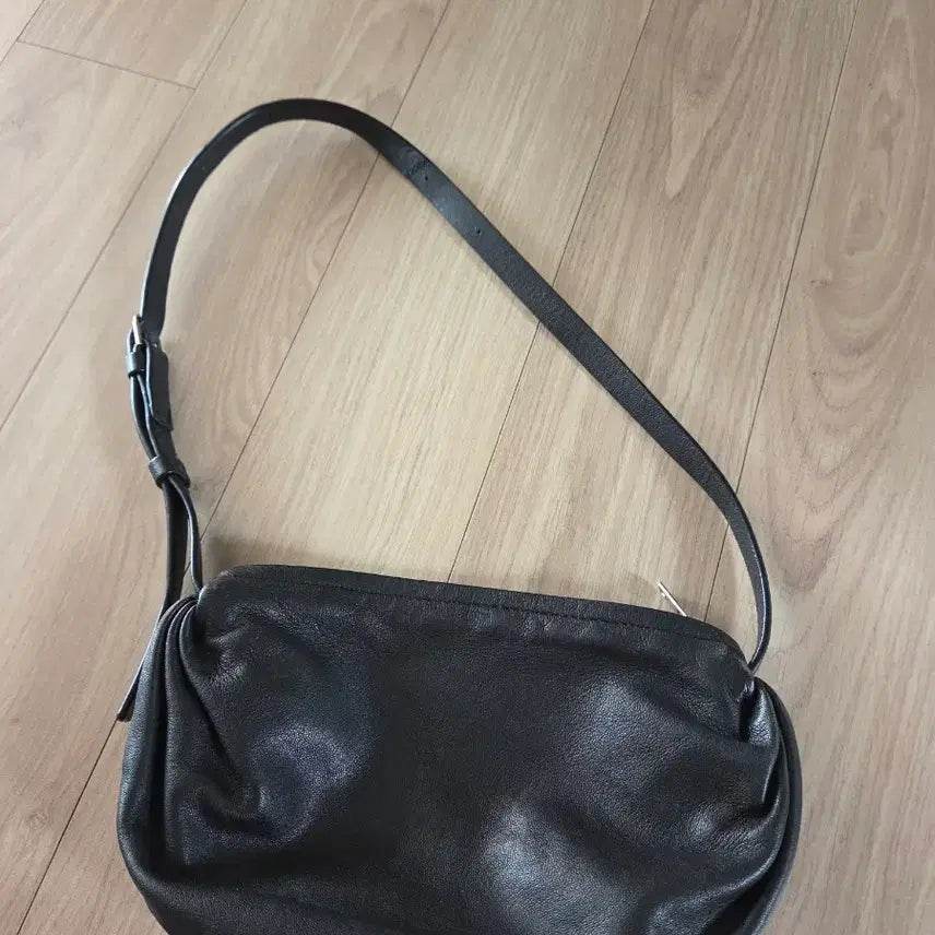 [BUNJANG] COS Gathered Leather Shoulder Bag / COS 개더드 레더 숄더백