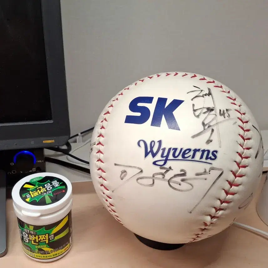 [BUNJANG] SK Wyverns Old Logo Large Autographed Baseball (Includes Card) / SK 와이번스 구 로고 대형 사인볼 (카드도 드려요)