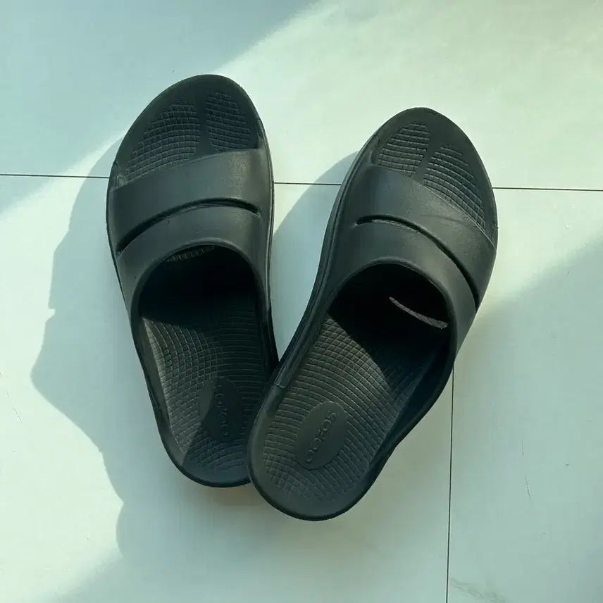[BUNJANG] OOFOS Black Slides M9/W11 / 우포스 OOFOS 블랙 슬리퍼 M9-W11 EU42 / 270 (거의 새