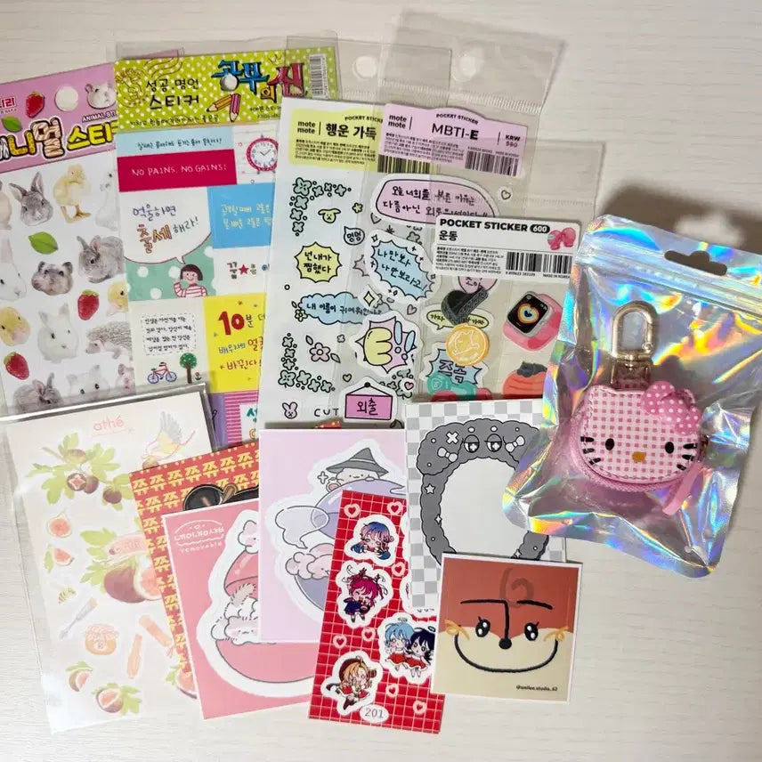 [BUNJANG] Hello Kitty Pouch, Keychain & Sticker Set / 헬로키티 파우치 키링 & 스티커 세트