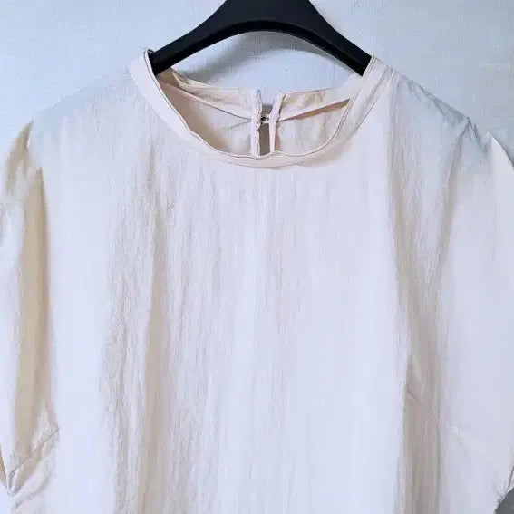 [BUNJANG] Mine Hanseum Cool Woven Short-Sleeve Blouse - Cheese Beige / 마인 한섬 쿨 우븐 반팔 블라우스 치즈베이지 폴1350