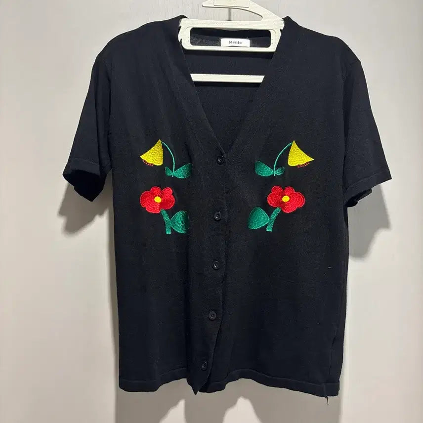 [BUNJANG] Black Floral Embroidered Short-Sleeve Knit Cardigan / 검정 꽃 자수 가디건