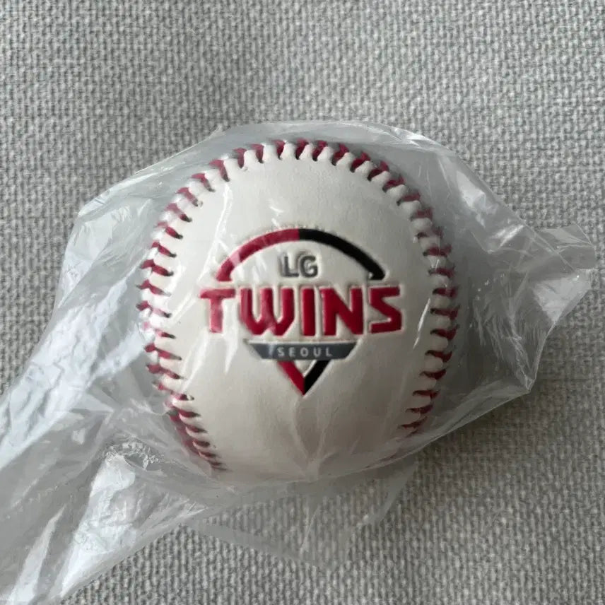 [BUNJANG] LG Twins New Logo Engraved Silver Two-Tone Logo Ball (Sealed) / LG트윈스 신로고 음각 실버 투톤 로고볼 미개봉