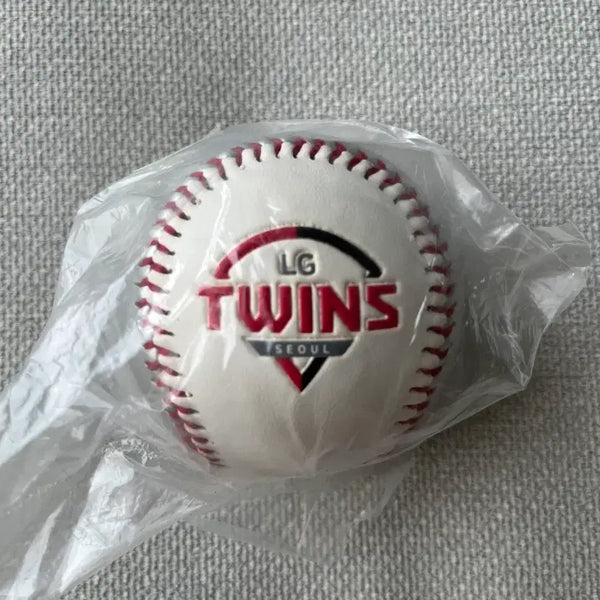 [BUNJANG] LG Twins New Logo Engraved Silver Two-Tone Logo Ball (Sealed) / LG트윈스 신로고 음각 실버 투톤 로고볼 미개봉
