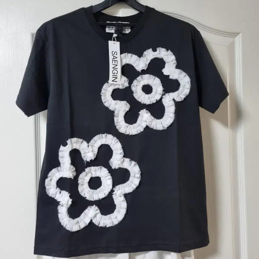 [BUNJANG] SAENGIN Floral Embroidery Short-Sleeve T-Shirt Black (New) / SAENGIN 플라워 자수 반팔 티셔츠 블랙(새제품)