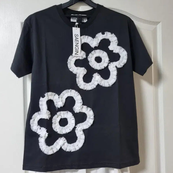 [BUNJANG] SAENGIN Floral Embroidery Short-Sleeve T-Shirt Black (New) / SAENGIN 플라워 자수 반팔 티셔츠 블랙(새제품)