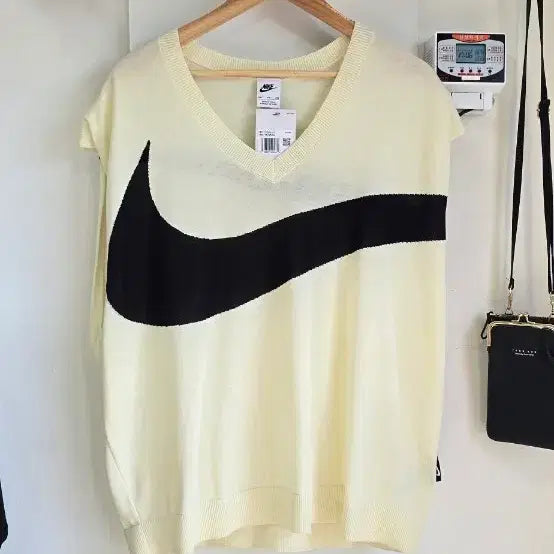 [BUNJANG] Nike Big Swoosh Sweater Vest Coconut Milk / [2XL, 110] 새상품 나이키 빅 스우시 스웨터 베스트 2023년출시