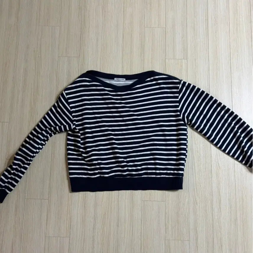 [BUNJANG] Navy Stripe Lip Neck Sweatshirt / 네이비 스트라이프 입술넥 맨투맨