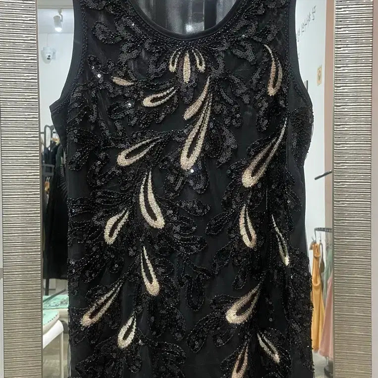 [BUNJANG] Black Sequin Embroidered Sleeveless Top / 블랙 스팽글 장식 나시